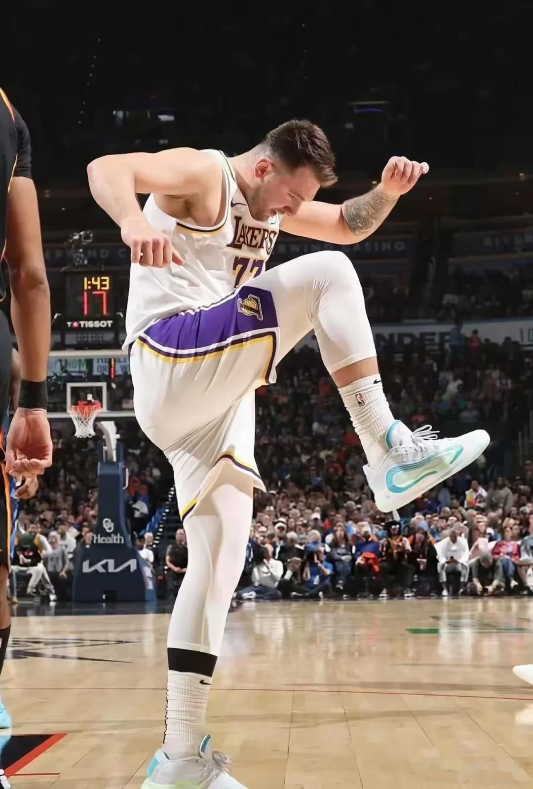 洛杉矶湖人迎西甲关键赛,今晚远射贴柱,引发热议,训练强度明显提升 洛杉矶湖人迎西甲关键赛,今晚远射贴柱,引发热议,训练强度明显提升