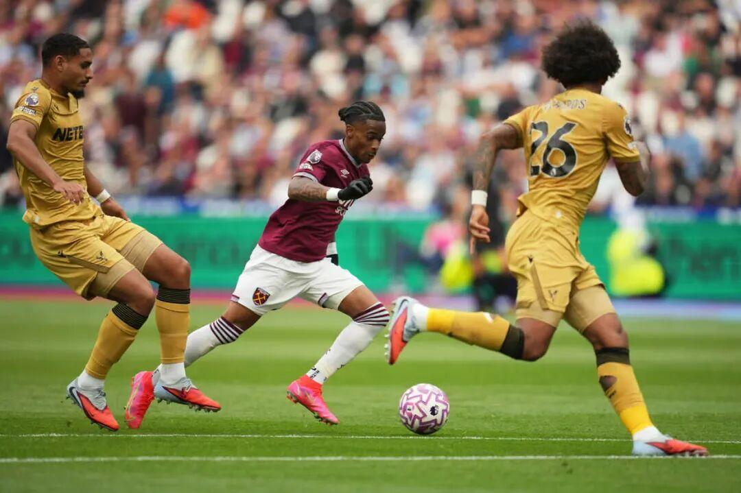 英超窗口期再迎强敌；西汉姆调整名单；主帅态度：引发热议；轮换策略成焦点(英超西汉姆联引援)